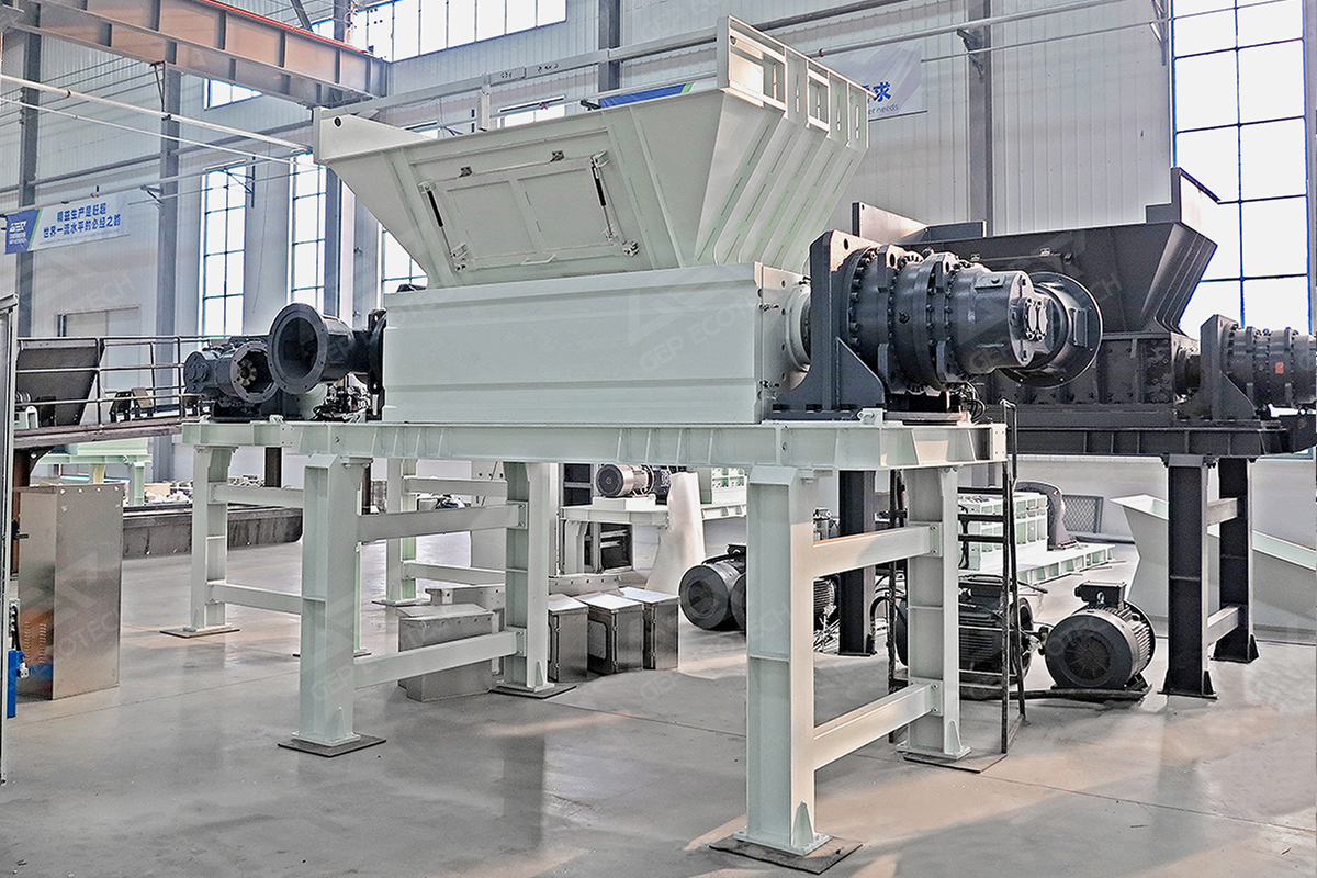 What are the key factors in the selection of double-shaft shredder
