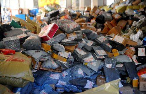 Massive Garbage Been Left after the Express Carnival, Expected to Reduce It from the Source