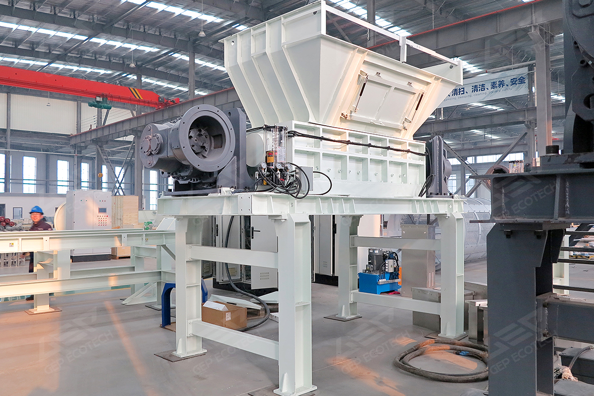 Double shaft shredder used in waste tire recycling