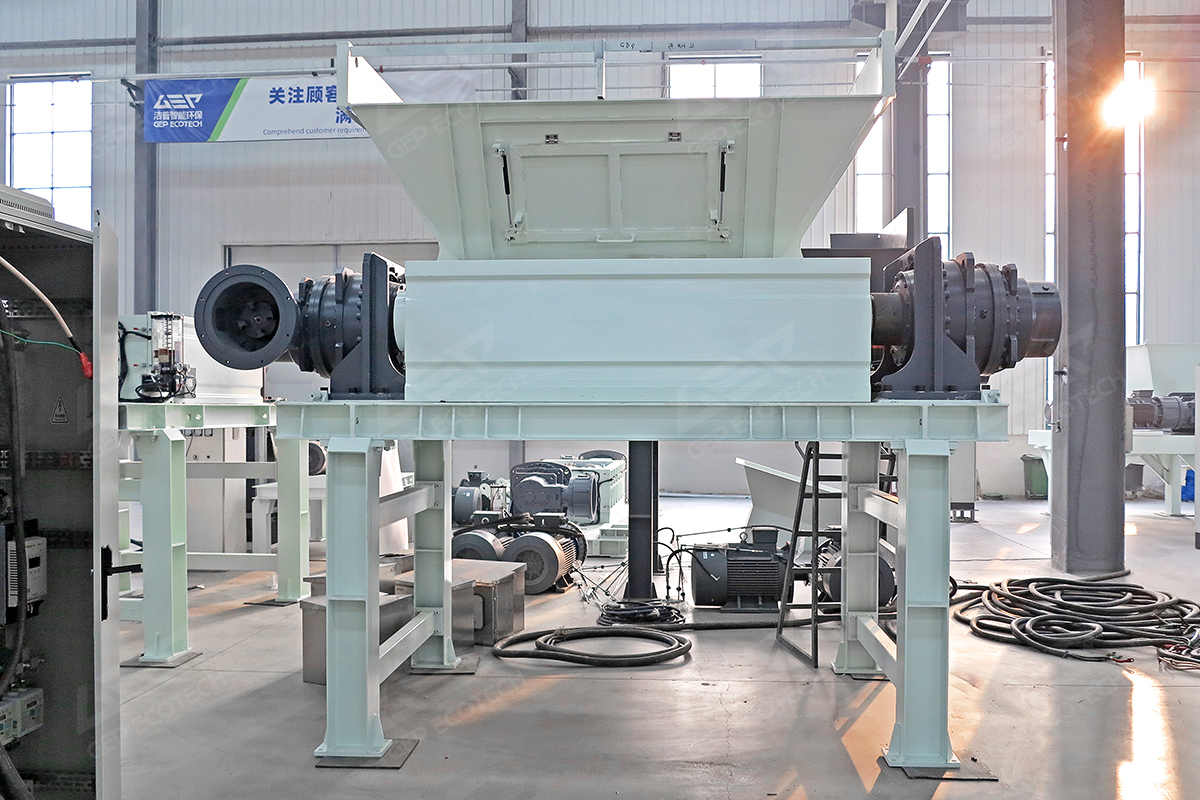 Double shaft shredder used in bulky waste recycling