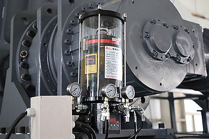 Automatic bearing lubrication system