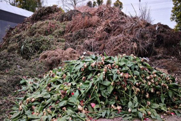 Landscaping garbage turned into "green organic fertilizer"