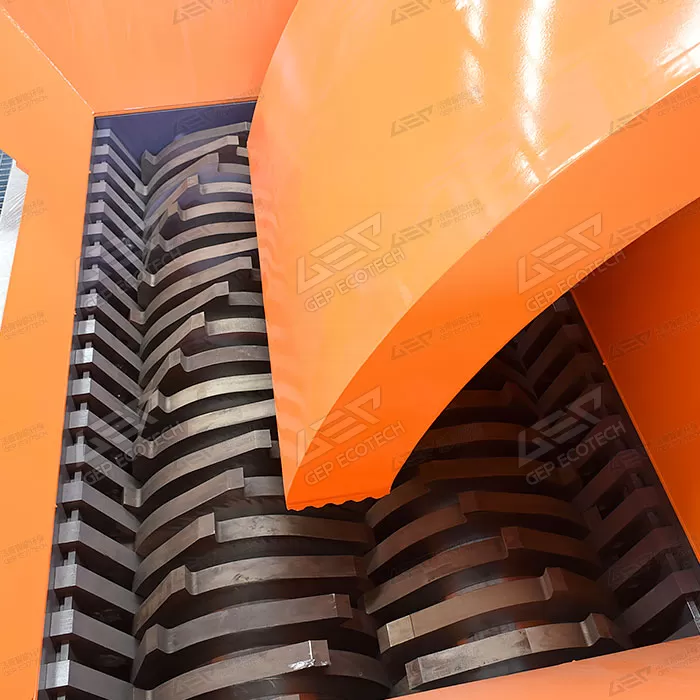 Crushing method of large plastic parts