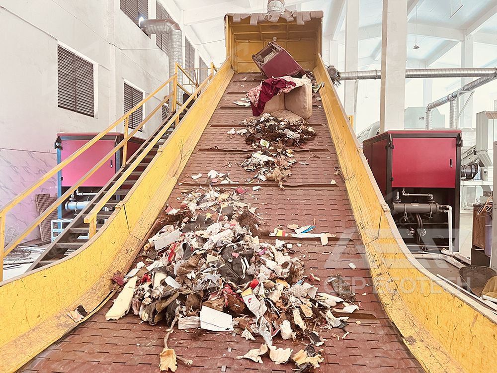Conveyed to the shear shredder for shredding Conveyed to the shear shredder for shredding