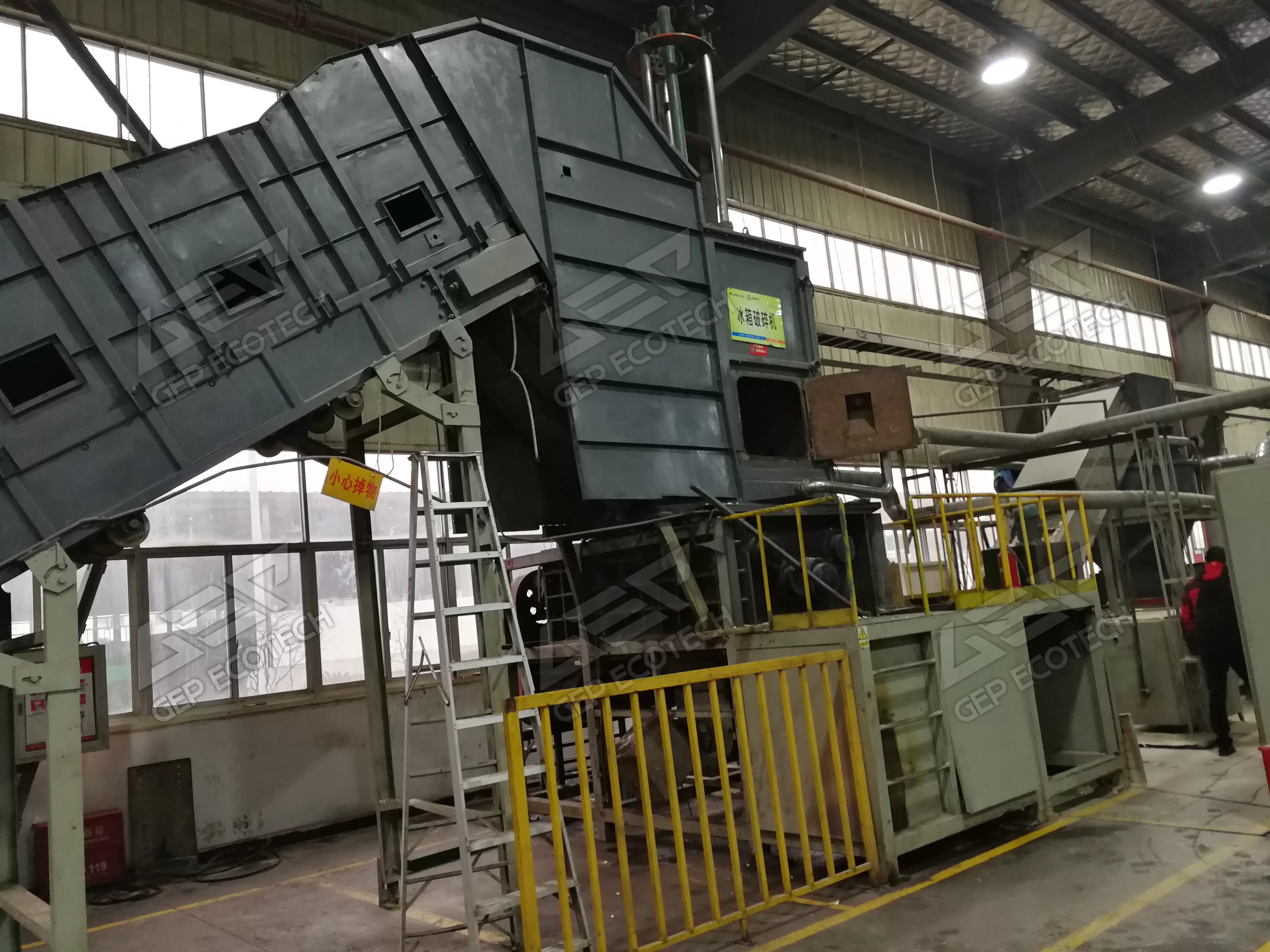 Industrial shredder for refrigerators recycling plants