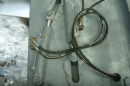 Double wedges or hydraulic adjustment device